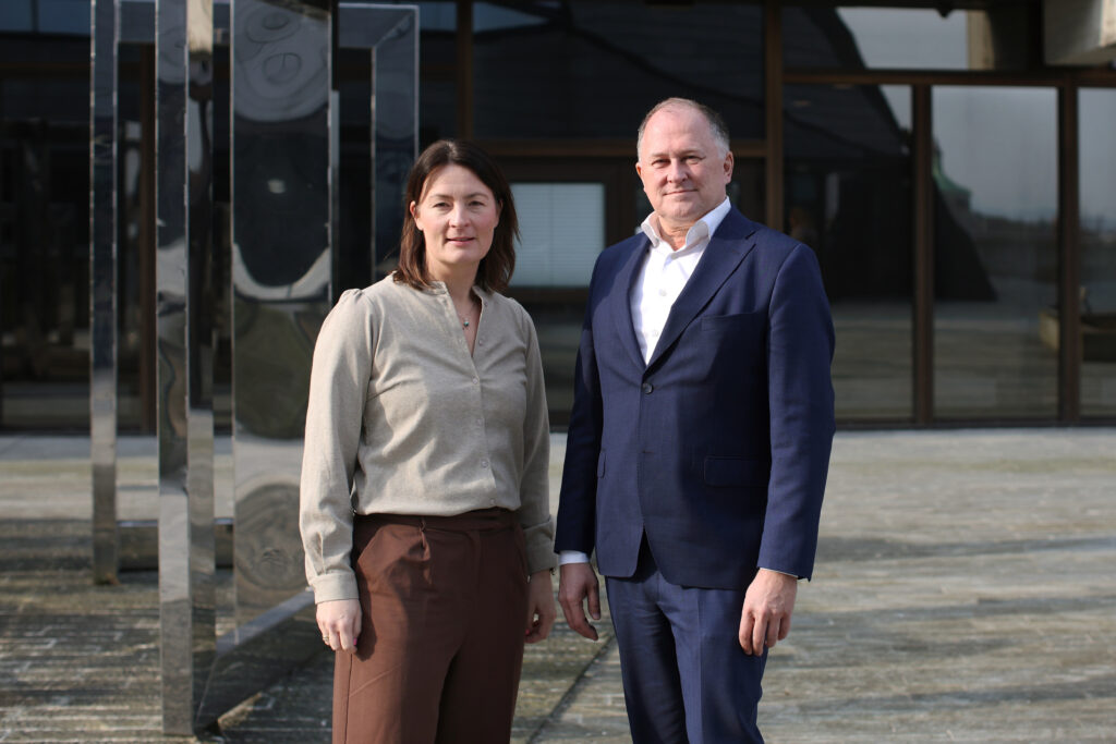 Kristine Skjøthaug, avdelingssjef e-helse i Stavanger kommune sammen med kommunedirektør Per Kristian Vareide.