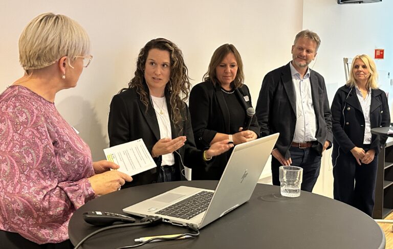 Robotteknologi konferanse Panelsamtale med Lisbet Slettahjell fra Trondheim, Gørill Dalehamn fra KS, Øystein Risa fra Sintef og Linda Sørensen fra Sunnaas, ledet av Riche Vestby fra LUP.