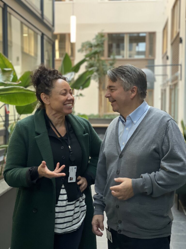 Innkjøpssjef Robert Grande og Anna Kristina Knudsen fra Flyktninghjelpen er godt fornøyd med å få inkludering og sosial bæreraft inn som kriterium inn i anskaffelse.
